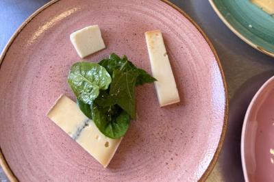 Miniature Location salle Verneuil-sur-Avre (Eure) - Hôtel du Saumon #5 Chambre avec deux lits simples, lampes murales, bureau, chaise rouge et fenêtre avec rideaux translucides.