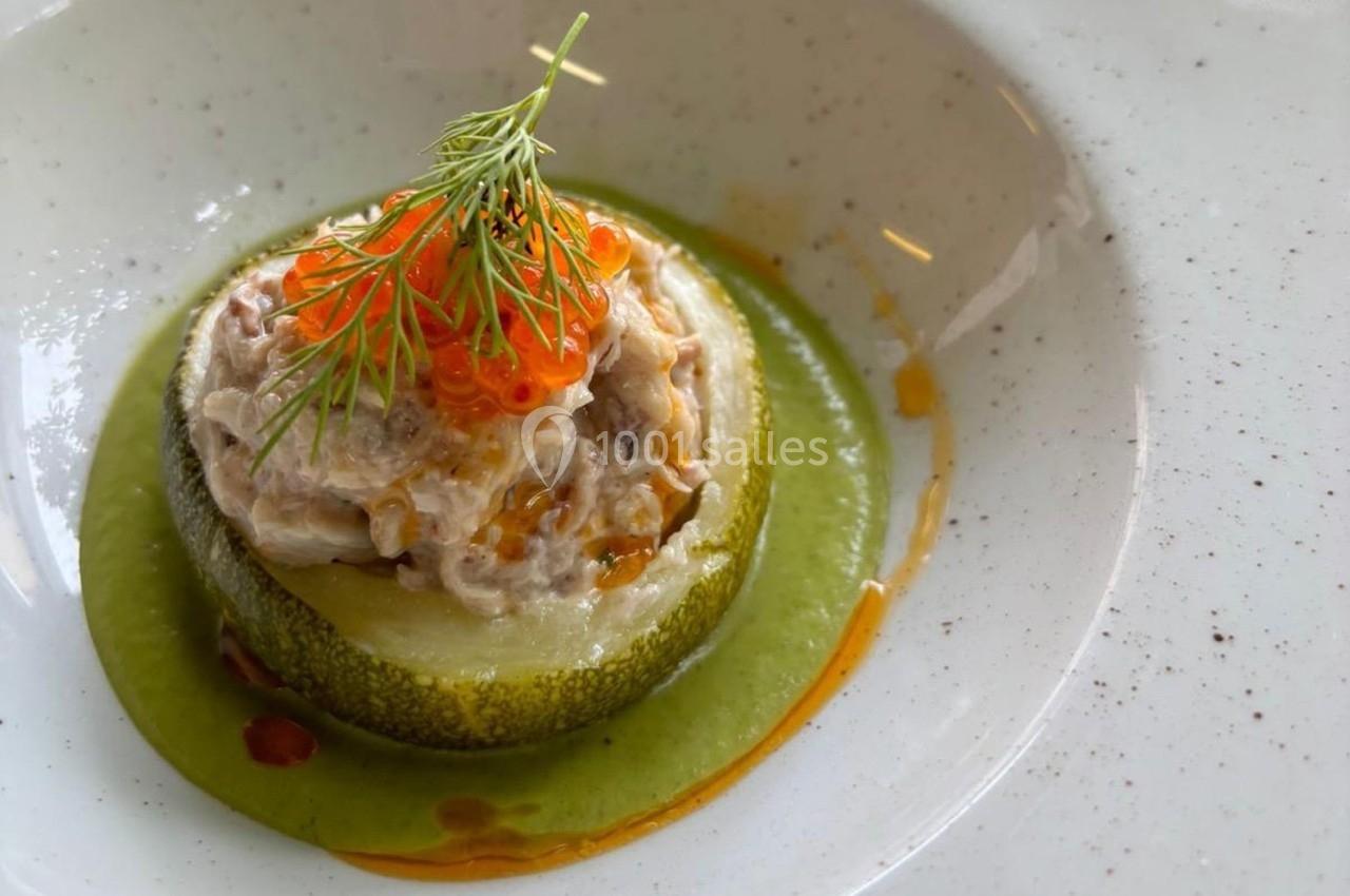 Courgette farcie de rillettes, surmontée d'œufs de poisson et d'aneth, servie sur une sauce verte.