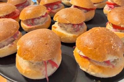 Miniature Location salle Verneuil-sur-Avre (Eure) - Hôtel du Saumon #8 Chambre avec deux lits simples, lampes murales, bureau, chaise rouge et fenêtre avec rideaux translucides.