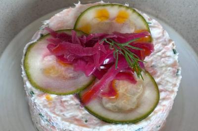 Miniature Location salle Verneuil-sur-Avre (Eure) - Hôtel du Saumon #9 Chambre avec deux lits simples, lampes murales, bureau, chaise rouge et fenêtre avec rideaux translucides.