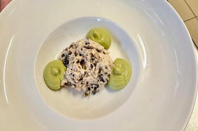 Miniature Location salle Verneuil-sur-Avre (Eure) - Hôtel du Saumon #10 Chambre avec deux lits simples, lampes murales, bureau, chaise rouge et fenêtre avec rideaux translucides.