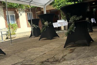 Miniature Location salle Verneuil-sur-Avre (Eure) - Hôtel du Saumon #12 Chambre avec deux lits simples, lampes murales, bureau, chaise rouge et fenêtre avec rideaux translucides.