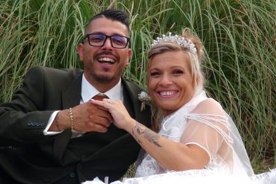 Deux formules de vidéo de mariage présentées avec photos de couples, détails des prestations et coordonnées de contact.