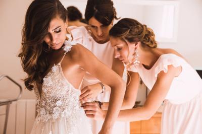 Deux formules de vidéo de mariage présentées avec photos de couples, détails des prestations et coordonnées de contact.