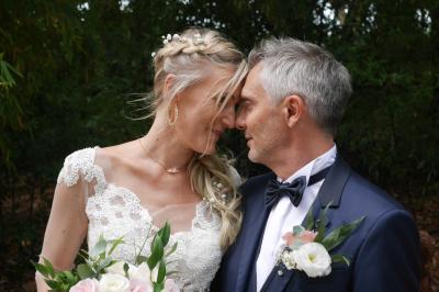 Deux formules de vidéo de mariage présentées avec photos de couples, détails des prestations et coordonnées de contact.