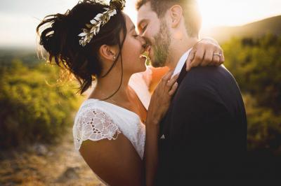 Deux formules de vidéo de mariage présentées avec photos de couples, détails des prestations et coordonnées de contact.