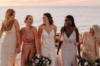 Deux formules de vidéo de mariage présentées avec photos de couples, détails des prestations et coordonnées de contact.