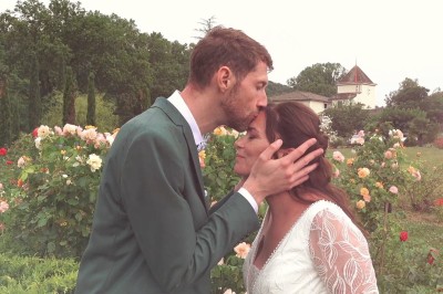 Un couple s'embrasse lors de leur mariage, entouré de nature, avec des images supplémentaires illustrant des moments du…