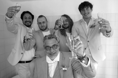 Un couple s'embrasse lors de leur mariage, entouré de nature, avec des images supplémentaires illustrant des moments du…