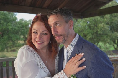 Un couple s'embrasse lors de leur mariage, entouré de nature, avec des images supplémentaires illustrant des moments du…