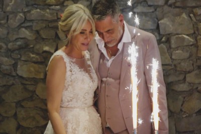 Un couple s'embrasse lors de leur mariage, entouré de nature, avec des images supplémentaires illustrant des moments du…