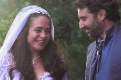 Un couple s'embrasse lors de leur mariage, entouré de nature, avec des images supplémentaires illustrant des moments du…