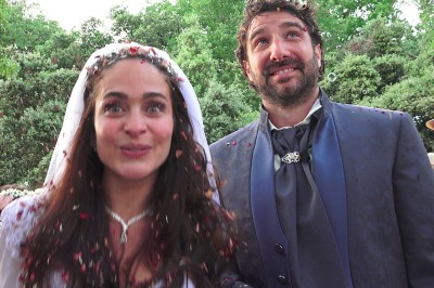 Un couple s'embrasse lors de leur mariage, entouré de nature, avec des images supplémentaires illustrant des moments du…