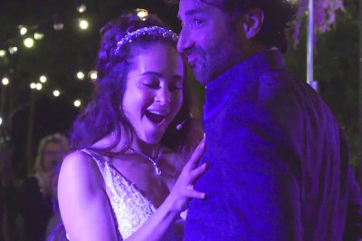 Un couple s'embrasse lors de leur mariage, entouré de nature, avec des images supplémentaires illustrant des moments du…