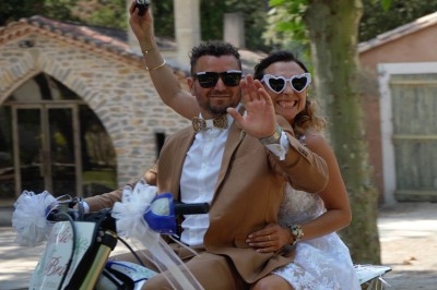 Un couple s'embrasse lors de leur mariage, entouré de nature, avec des images supplémentaires illustrant des moments du…