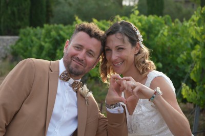 Un couple s'embrasse lors de leur mariage, entouré de nature, avec des images supplémentaires illustrant des moments du…