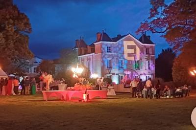 Miniature Location salle Saivres (Deux-Sèvres) - Logis de Russay #12 Manoir illuminé de nuit avec des décorations lumineuses, des tables dressées et des invités dans un jardin.