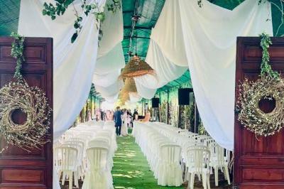 Miniature Location salle Saivres (Deux-Sèvres) - Logis de Russay #3 Manoir illuminé de nuit avec des décorations lumineuses, des tables dressées et des invités dans un jardin.