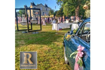 Miniature Location salle Saivres (Deux-Sèvres) - Logis de Russay #2 Manoir illuminé de nuit avec des décorations lumineuses, des tables dressées et des invités dans un jardin.