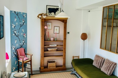 Miniature Gite La Ferme Chambre mansardée avec mur en briques, lit avec coussins, parquet clair et lumière naturelle provenant de deux fenêtres de…