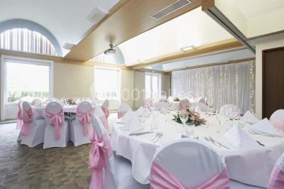 Plateau de bouchées apéritives colorées avec saumon, concombre, œufs de poisson et toasts garnis de mousse verte.