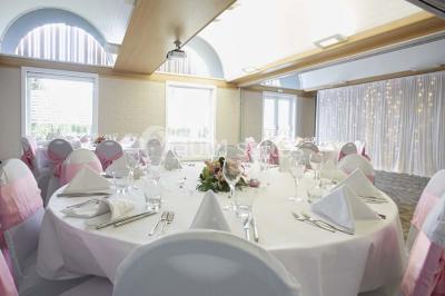 Plateau de bouchées apéritives colorées avec saumon, concombre, œufs de poisson et toasts garnis de mousse verte.