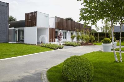Plateau de bouchées apéritives colorées avec saumon, concombre, œufs de poisson et toasts garnis de mousse verte.