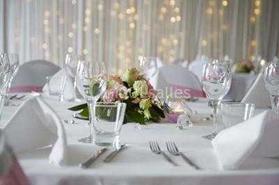 Plateau de bouchées apéritives colorées avec saumon, concombre, œufs de poisson et toasts garnis de mousse verte.
