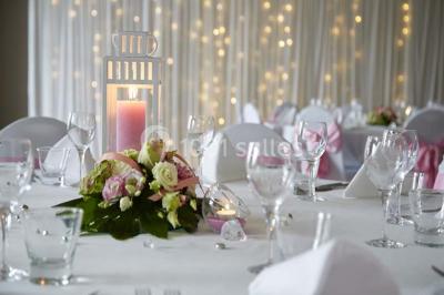 Plateau de bouchées apéritives colorées avec saumon, concombre, œufs de poisson et toasts garnis de mousse verte.