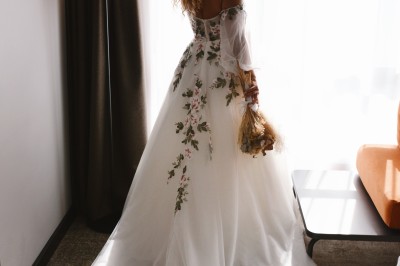 Plateau de bouchées apéritives colorées avec saumon, concombre, œufs de poisson et toasts garnis de mousse verte.