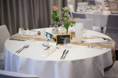 Plateau de bouchées apéritives colorées avec saumon, concombre, œufs de poisson et toasts garnis de mousse verte.