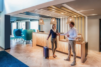 Plateau de bouchées apéritives colorées avec saumon, concombre, œufs de poisson et toasts garnis de mousse verte.