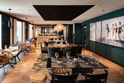 Plateau de bouchées apéritives colorées avec saumon, concombre, œufs de poisson et toasts garnis de mousse verte.