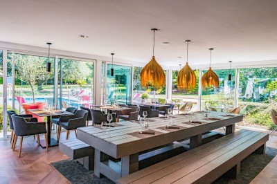 Plateau de bouchées apéritives colorées avec saumon, concombre, œufs de poisson et toasts garnis de mousse verte.