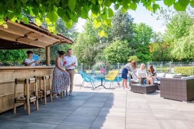 Plateau de bouchées apéritives colorées avec saumon, concombre, œufs de poisson et toasts garnis de mousse verte.