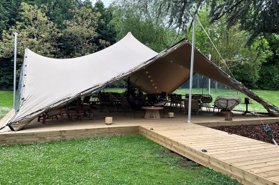 Plateau de bouchées apéritives colorées avec saumon, concombre, œufs de poisson et toasts garnis de mousse verte.