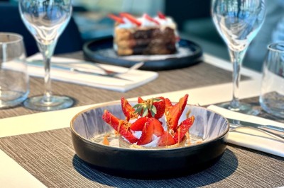 Plateau de bouchées apéritives colorées avec saumon, concombre, œufs de poisson et toasts garnis de mousse verte.