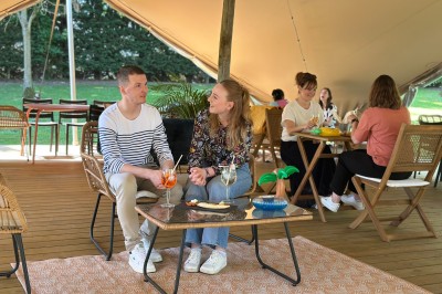 Plateau de bouchées apéritives colorées avec saumon, concombre, œufs de poisson et toasts garnis de mousse verte.