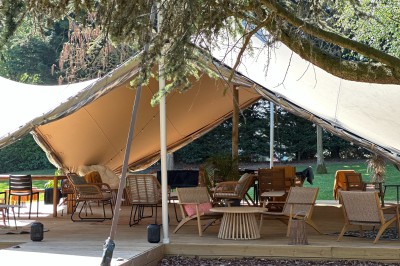 Plateau de bouchées apéritives colorées avec saumon, concombre, œufs de poisson et toasts garnis de mousse verte.