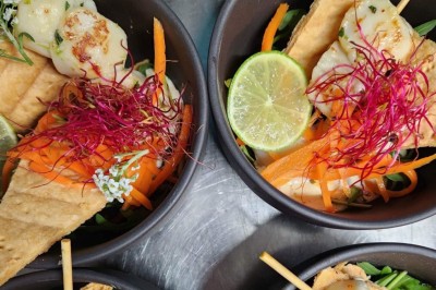 Plateau de bouchées apéritives colorées avec saumon, concombre, œufs de poisson et toasts garnis de mousse verte.