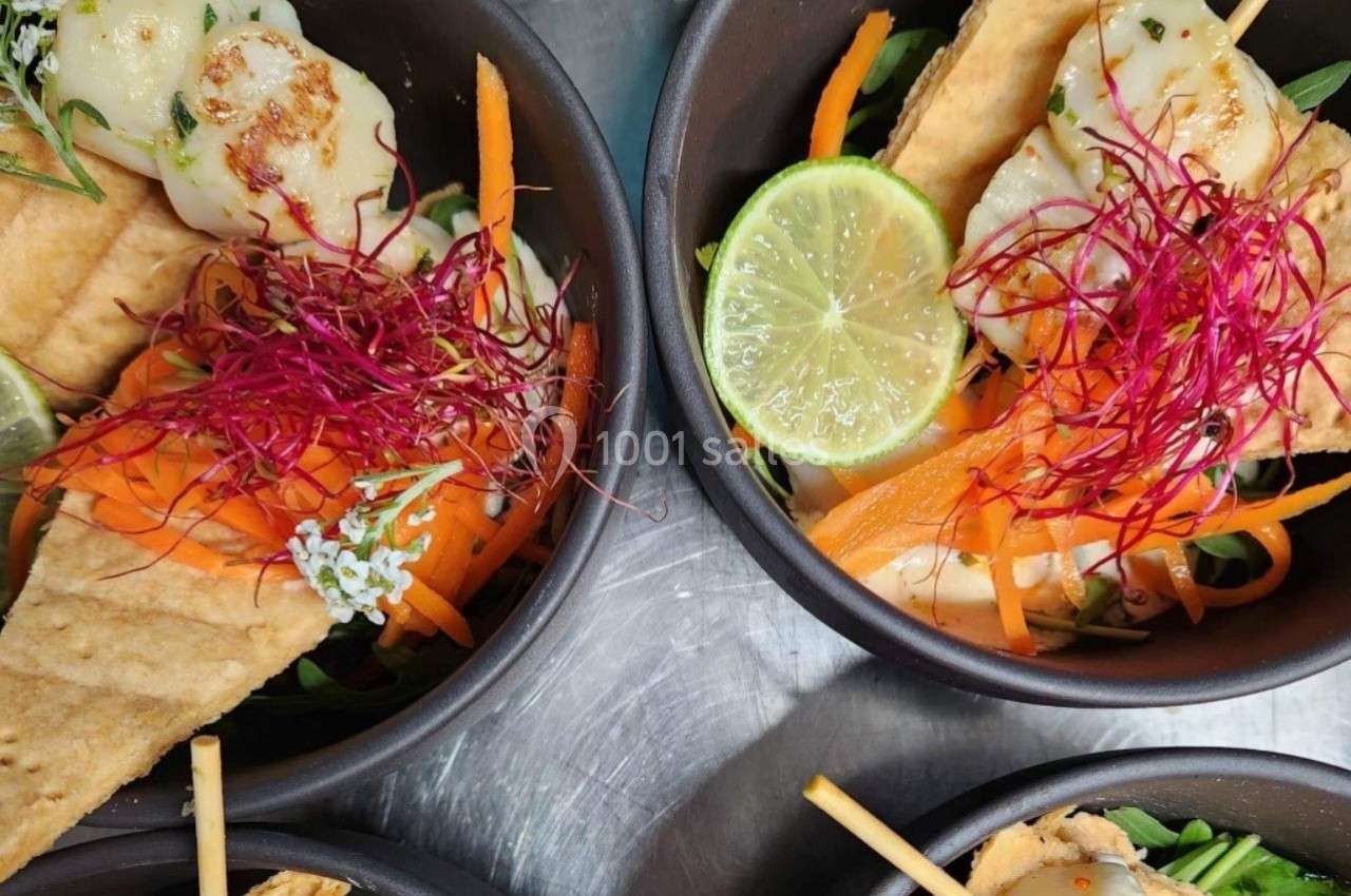 Assiette colorée avec légumes frais, brochettes, tranches de citron vert, herbes et garniture de pousses rouges.