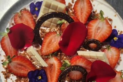 Plateau de bouchées apéritives colorées avec saumon, concombre, œufs de poisson et toasts garnis de mousse verte.