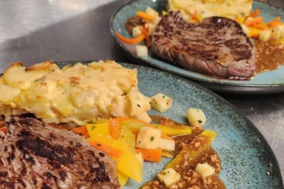 Plateau de bouchées apéritives colorées avec saumon, concombre, œufs de poisson et toasts garnis de mousse verte.