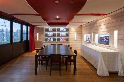 Douche accessible avec barre d'appui, siège rabattable et pommeau de douche réglable.