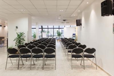 Douche accessible avec barre d'appui, siège rabattable et pommeau de douche réglable.