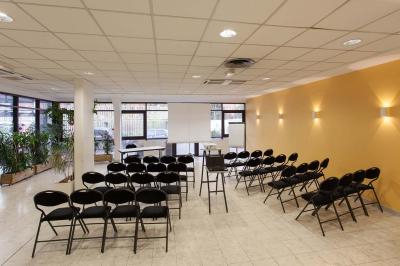 Douche accessible avec barre d'appui, siège rabattable et pommeau de douche réglable.