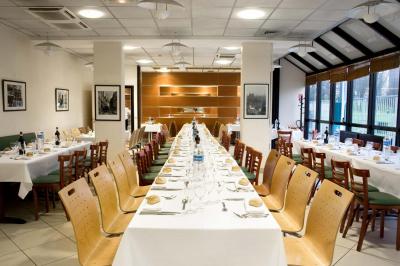 Douche accessible avec barre d'appui, siège rabattable et pommeau de douche réglable.