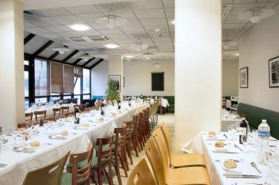 Douche accessible avec barre d'appui, siège rabattable et pommeau de douche réglable.