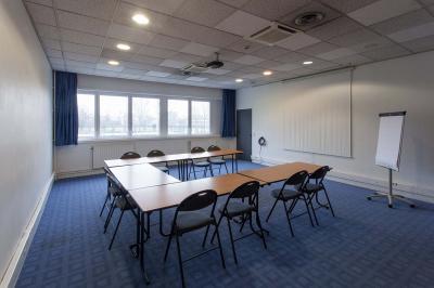 Douche accessible avec barre d'appui, siège rabattable et pommeau de douche réglable.