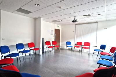 Douche accessible avec barre d'appui, siège rabattable et pommeau de douche réglable.